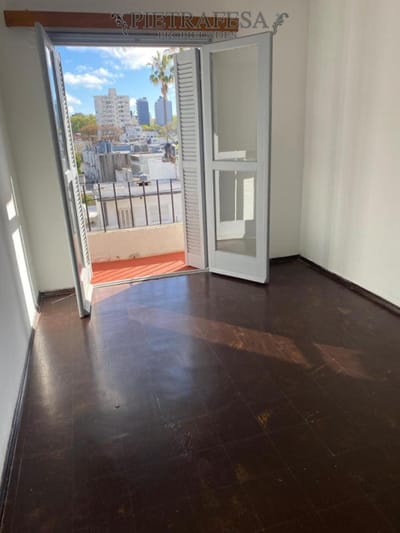 Apartamento en alquiler, 2 dormitorios, 1 baño, balcón. Union.