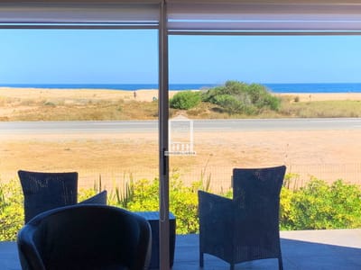 A la altura de Punta piedras, sobre la ruta. Con piscina y barbacoa.