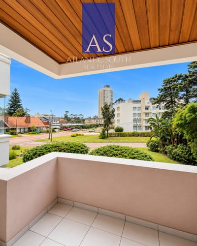 Apartamento 3 dormitorios con garage en Playa Mansa a 150 metros del mar