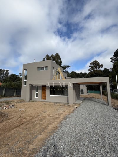 Alquiler anual , a estrenar 3 dormitorios , 2 baños