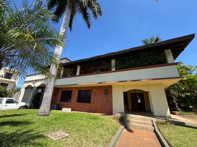 Exclusiva Residencia en Esquina con Terreno de 2.580 m² – San Jorge, a pasos de Aviadores del Chaco