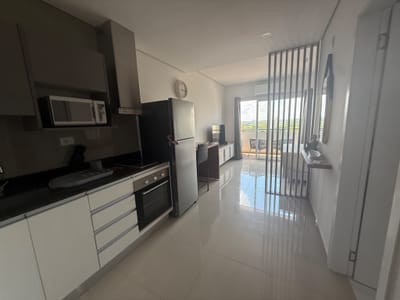 ALQUILER – Monoambiente amoblado y equipado, 6.º piso con balcón y vista abierta – Edificio Pampidos