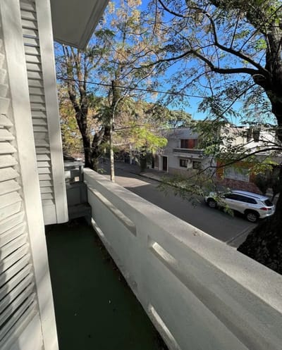 Alquiler Apartamento De 2 Dormitorios Balcón En La Comercial
