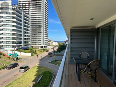 Vende apartamento de 1 dormitorio y medio en Peninsula, Punta del Este