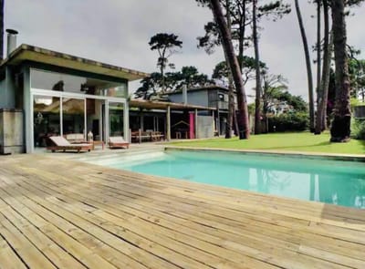 Moderna Casa de 4 Dormitorios y Piscina en Playa Mansa, Alquiler de Temporada