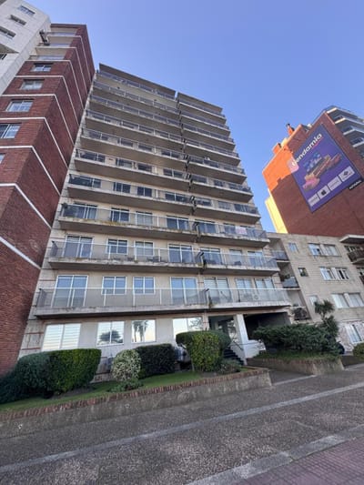 Sobre Rambla 2 dorm 2 baños contrafrente 2 gge.- U$S 240.000 Apto banco