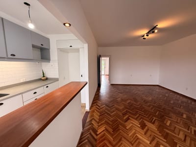 Malvín Amplio 2 Dormitorios Al Frente Con Balcón, Terraza Y A/A Segundo Por Escalera