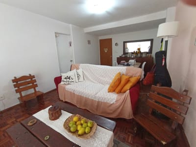 Exclusiva Propiedad con Patio y Garaje, a Pasos de la Rambla y Plaza Gomensoro: ¡Tu Oportunidad de Inversión Ideal!