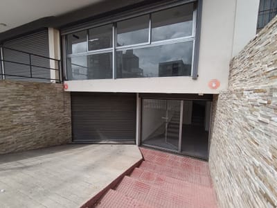 Local tipo dúplex, con posibilidad de ampliar el metraje.  Entrada independiente al edificio.