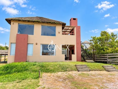 Venta casa de 4 dormitorios con vista al mar en Punta del Diablo.