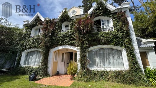 VENDO CASA, 3 DORMITORIOS + DEPENDENCIA, 3 BAÑOS, PISCINA, PATIO CON PARRILLERO, PINARES PUNTA DEL ESTE.