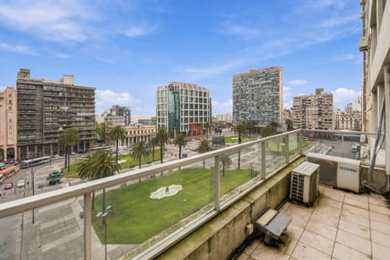 Venta Oficina + Cochera Al Frente Con Terraza Sobre Plaza Independencia