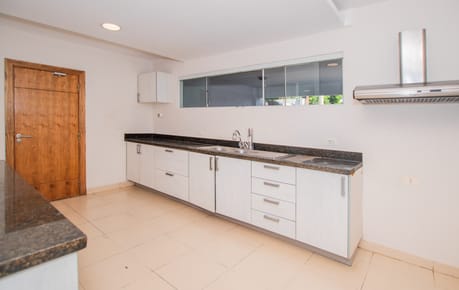 Residencia ubicada en una de las zonas más buscadas de Asunción, a solo una cuadra de la Avenida Primer Presidente y detrás del Colegio Canaan