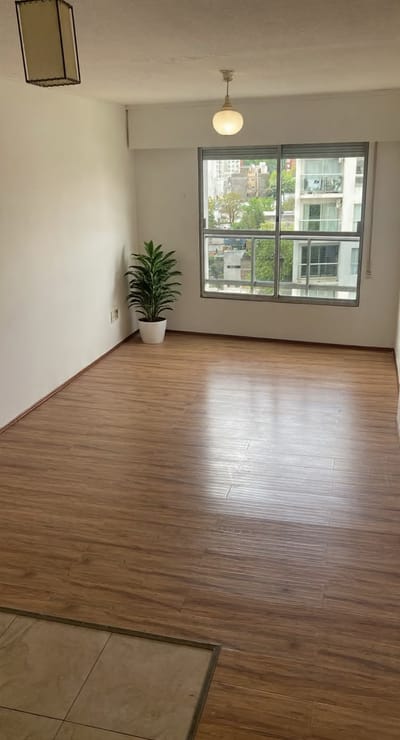 Alquiler De Apartamento Monoambiente En Pocitos, Al Frente, Piso Alto, Luminoso, Porteria.