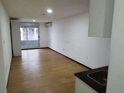 ALQUILER EN POCITOS MONO AMBIENTE CON BALCON, PISO 2 AL CONTRA FRENTE, AIRE, SUM, PARRILLERO