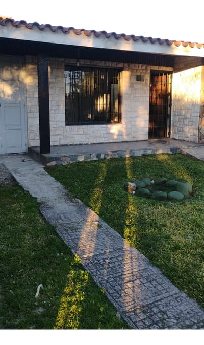 ALQUILER EN MALVIN NORTE CASA DE 2 DORMITORIOS, PLANTA BAJA AL FRENTE, JARDIN, CHIMENEA, PARRILLERO AL FONDO