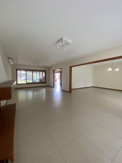 Exclusiva Casa en Alquiler en Migone - Villa Morra: Luminosidad, Espacios Modernos y Chimenea