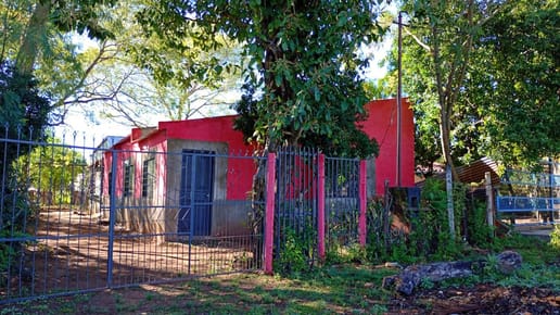 Vendo casa a refaccionar. Limpio, cerca de Aquadelta