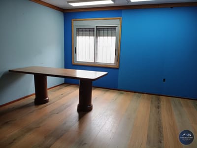Vivienda con local comercial y amplios depósitos en venta en Cordón