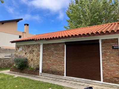 HERMOSA CASA 2 DORMITORIOS A 1 CUADRA DE LA RAMBLA EN LOMAS DE SOLYMAR!! PARRILLERO, PATIO, JARDÍN, LUGAR PARA COCHE.