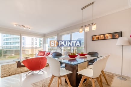 Alquiler Invernal, Moderno Apartamento de 3 Dormitorios a Pocas Cuadras del Mar, Playa Brava