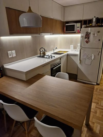 ALQUILER EN POCITOS DE 2 DORMITORIOS, PISO 4 AL LATERAL, CON TERRAZA, GARAJE INCLUIDO, PORTERIA