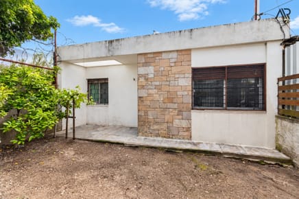 Casa en venta c/ cochera y Galpon en Las Acacias