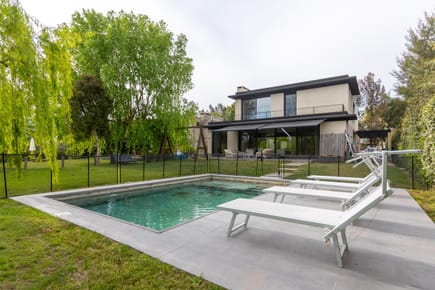 Casa en venta de 3 dormitorios con escritorio servicio y piscina en La Tahona Lomas de Carrasco
