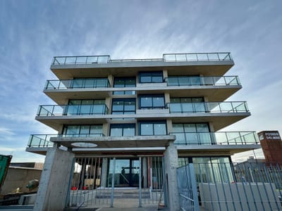 Apartamento en Alquiler a estrenar de 3 dormitorios con vista al mar en Barra de Carrasco