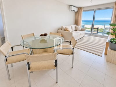 Piso alto, 2 dorm, 2 baños, con todos los servicios.