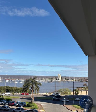 Apartamento en venta c/ cochera en Puerto Buceo