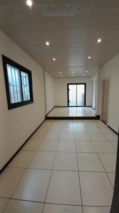 Casa en alquiler, 2 dormitorios, 1 baño, patio, cochera. Paso Molino.