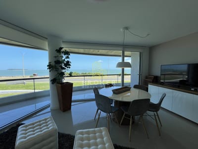 Venta Apartamento Primera Linea Mansa frente al mar con Parrillero propio. Punta del Este Uruguay