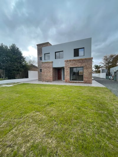 Casa en Venta! 5 Dormitorios Lomas de Solymar