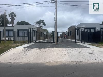 Casa 2 dormitorios en alquiler c/ cochera en Solymar norte