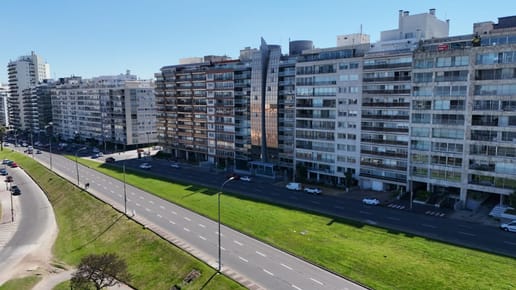 Venta de apartamento de categoría sobre la Rambla de Pocitos | 4 dormitorios, 2 garajes y vista al mar