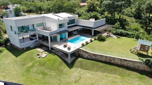 EN ALQUILER HERMOSA CASA CON VISTA Al LAGO