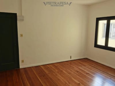 Oficina en alquiler, 1 privado, 2 baños. Ciudad Vieja.