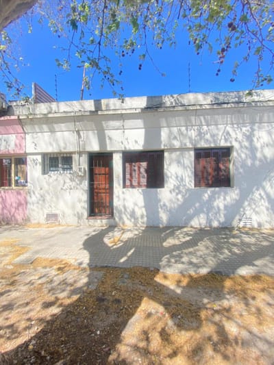 Apartamento en PH totalmente independiente 2 dorm en Paso Molino, La Teja en Venta con renta.