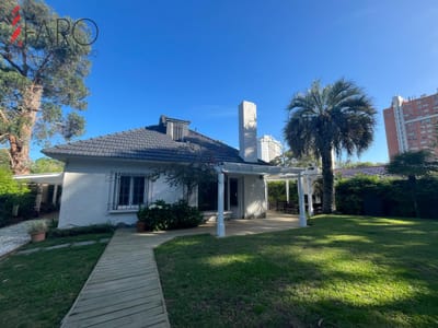 Casa en la Mansa 4 dormitorios con garage y parrillero en alquiler invernal.