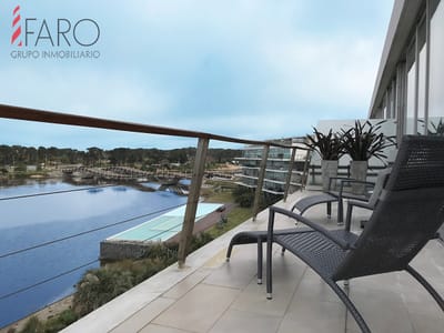 Apartamento sobre el mar en La Barra con terraza propia con piscina y parrillero