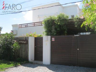 Casa en La Barra 4 dormitorios y dependencia con parrillero y cochera