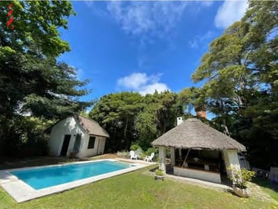 Casa con piscina a 2 cuadras de playa brava
