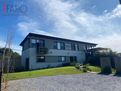 Casa 4 dormitorios, 3 baños y piscina.