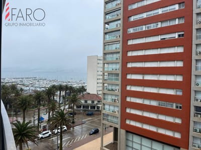 Apartamento con balcón y vista al puerto