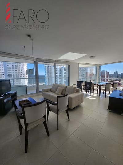 Vende apartamento de 3 dormitorios en Mansa- Punta del Este, con excelente vista.