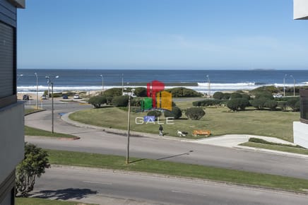 Cómodo y agradable apartamento en edificio Panorama VI, muy cerca de la playa Brava al final de la Av. Chiverta.