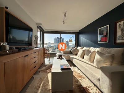 Vende departamento de 2 dormitorios finamente decorado en Torre Onix, Punta del Este
