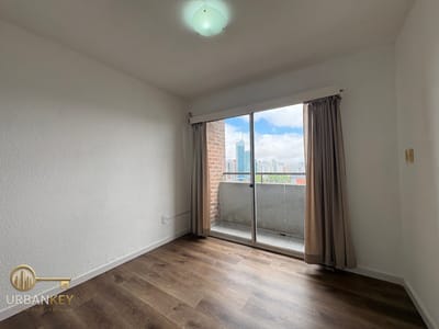 ALQUILER MONOAMBIENTE CON BALCON EN TRES CRUCES SHOPPING