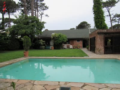 Casa en Mansa 4 dormitorios y dependencia, con piscina y barbacoa